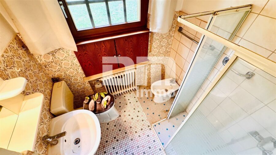 Hochwertiges 1-2 Familienhaus mit großem Garten in erhobener Ortsrandlage mit Panoramablick - EG Bad / Dusche